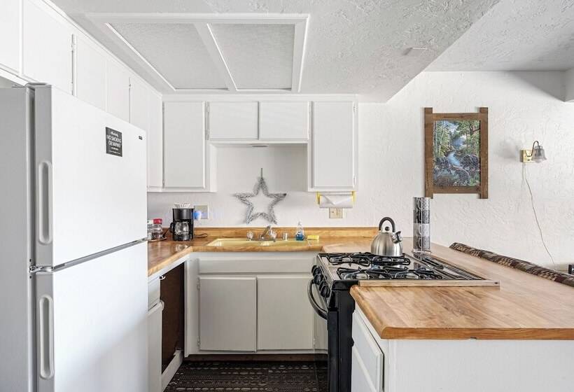 בית מלון כפרי Socal Vacations   Village Inn