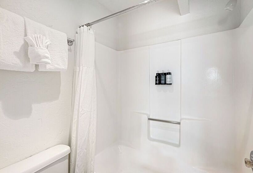 בית מלון כפרי Socal Vacations   Village Inn