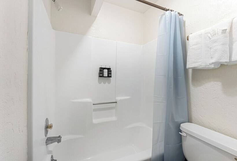 בית מלון כפרי Socal Vacations   Village Inn