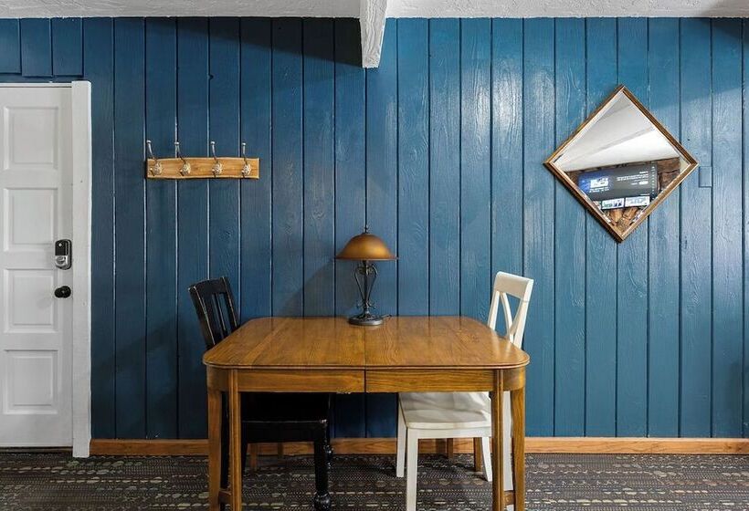 בית מלון כפרי Socal Vacations   Village Inn