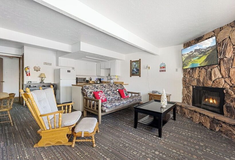 בית מלון כפרי Socal Vacations   Village Inn