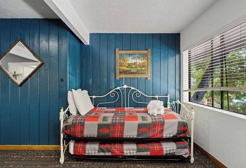 בית מלון כפרי Socal Vacations   Village Inn