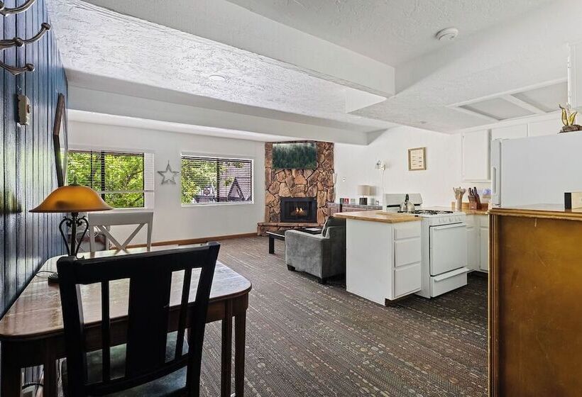 בית מלון כפרי Socal Vacations   Village Inn