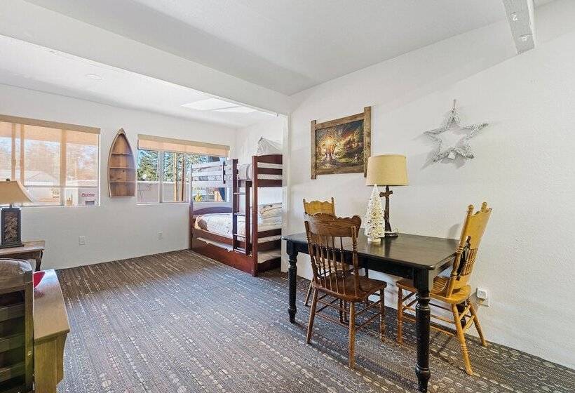 בית מלון כפרי Socal Vacations   Village Inn