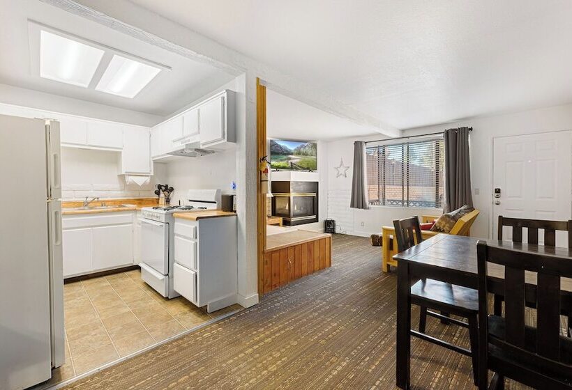 בית מלון כפרי Socal Vacations   Village Inn