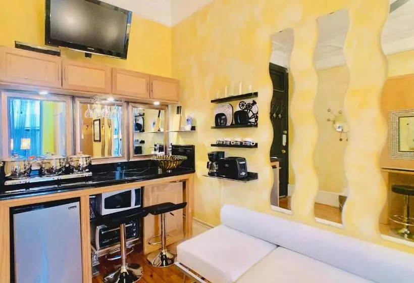هتل The International Cozy Inn