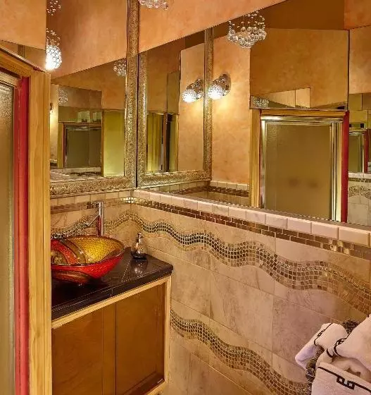 هتل The International Cozy Inn