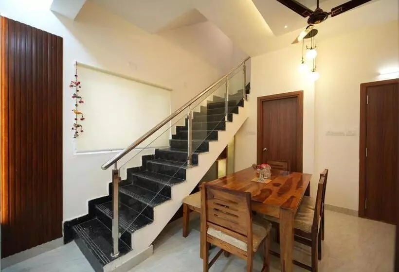 Aamiaismajoitus (B&B) Aayushman Luxury Homes