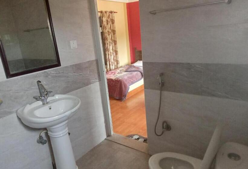 هتل Holiday Inn And Gypsy Cafe