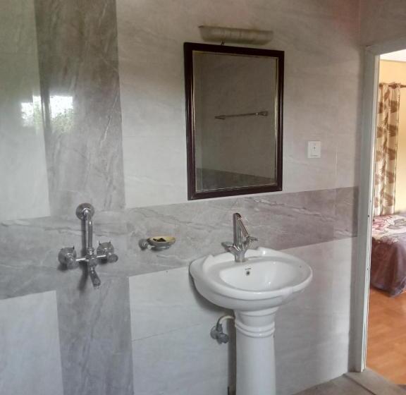 هتل Holiday Inn And Gypsy Cafe