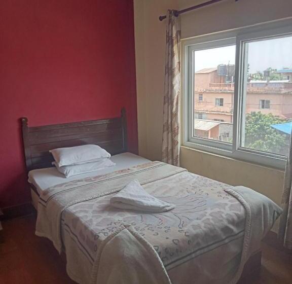 هتل Holiday Inn And Gypsy Cafe