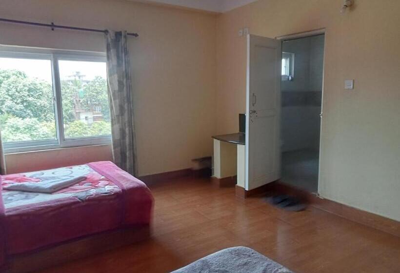 هتل Holiday Inn And Gypsy Cafe