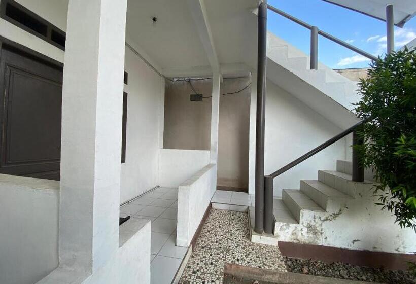 בית מלון כפרי Oyo Life 93154 White Kos Jenggala