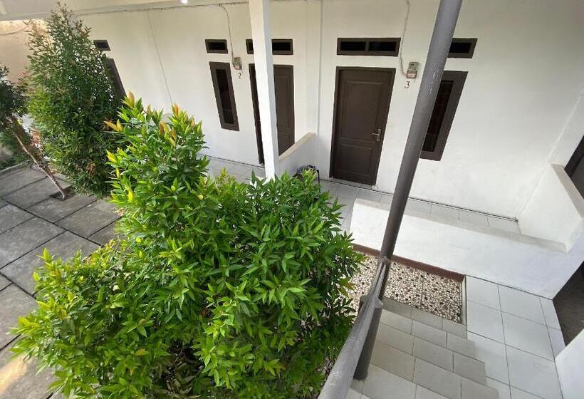 בית מלון כפרי Oyo Life 93154 White Kos Jenggala