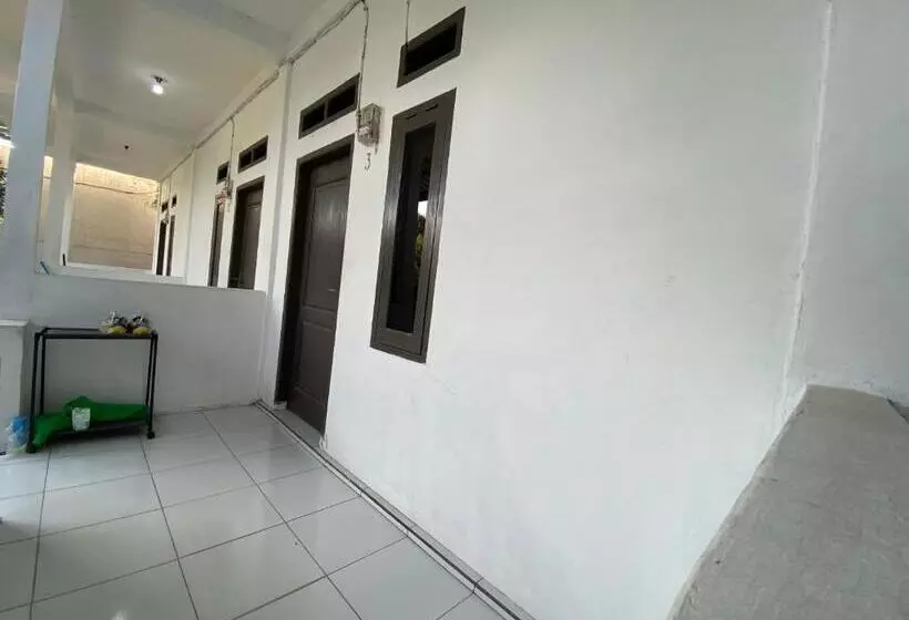 ホテル Oyo Life 93154 White Kos Jenggala