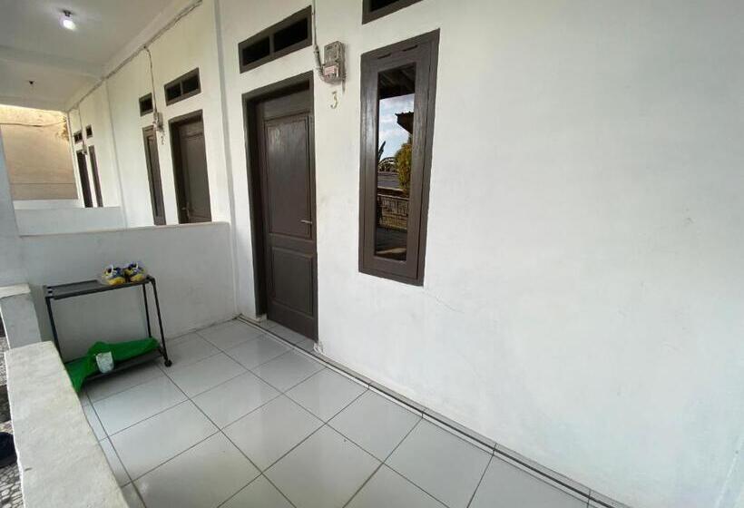 בית מלון כפרי Oyo Life 93154 White Kos Jenggala