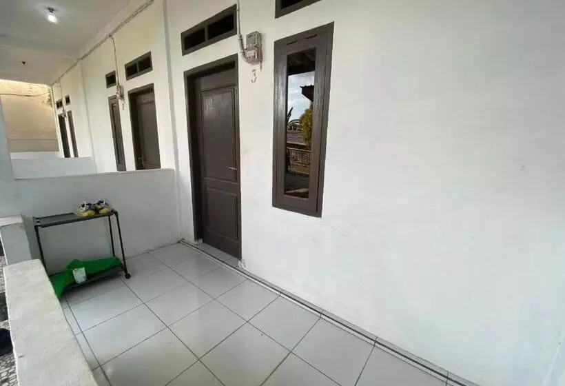 ホテル Oyo Life 93154 White Kos Jenggala