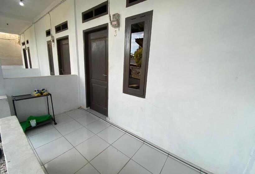 בית מלון כפרי Oyo Life 93154 White Kos Jenggala