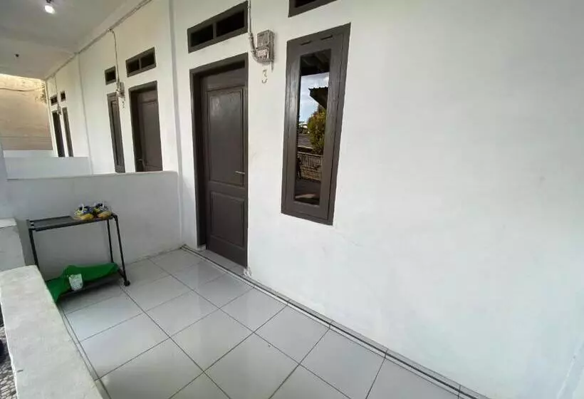 ホテル Oyo Life 93154 White Kos Jenggala