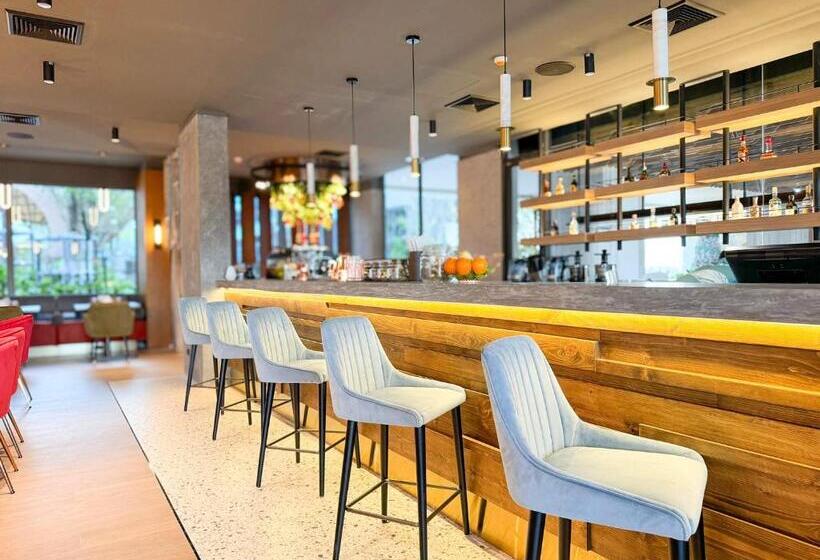 La Green Hotel And Residence