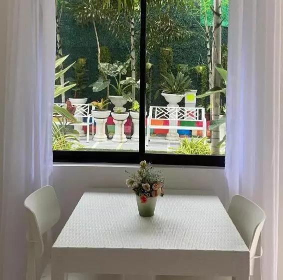 ペンション The Veehive Guesthouse