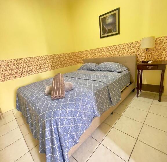 تختخواب و صبحانه Emerald Apartments Inc