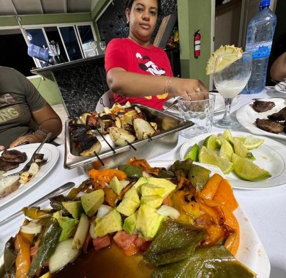 تختخواب و صبحانه Emerald Apartments Inc