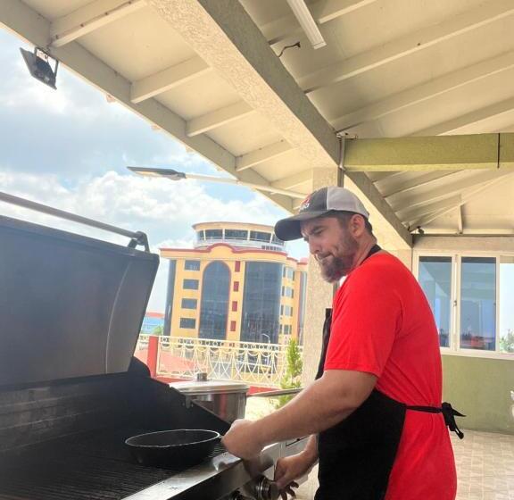 تختخواب و صبحانه Emerald Apartments Inc