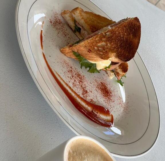 تختخواب و صبحانه Emerald Apartments Inc