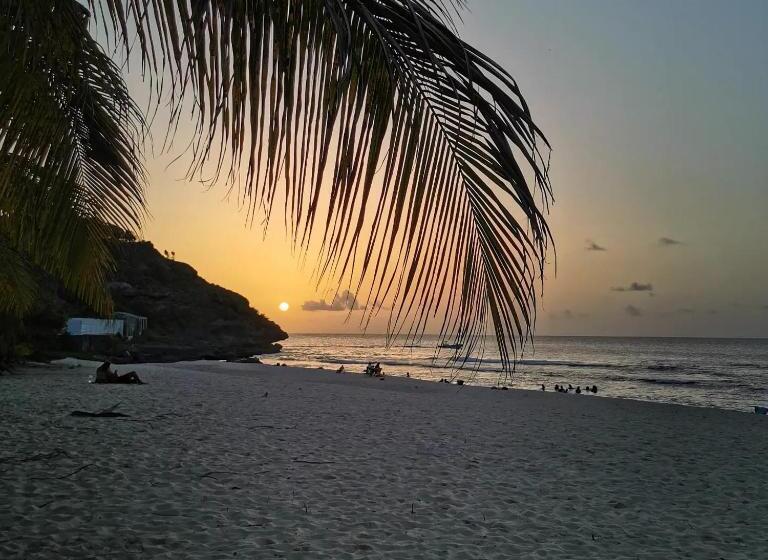 تختخواب و صبحانه Villa Créoléna