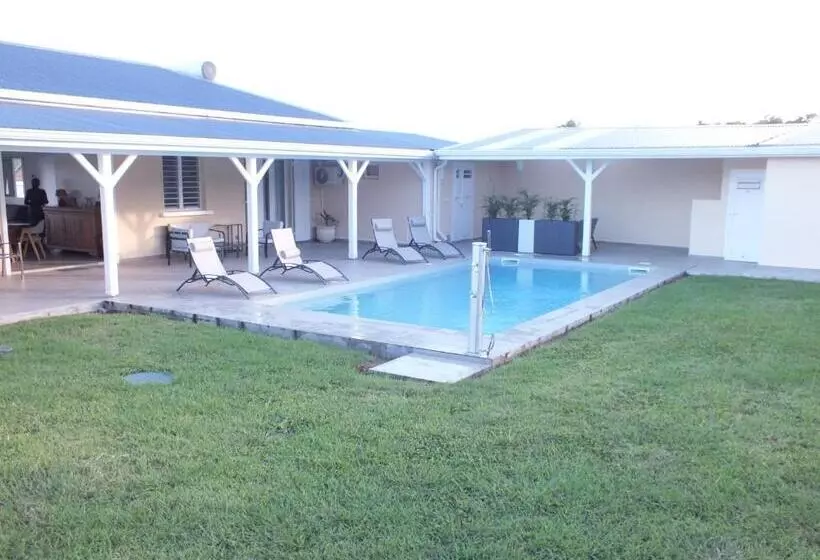 تختخواب و صبحانه Villa Créoléna