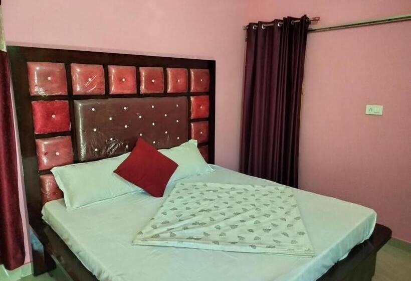 בית מלון כפרי Rudraksh Barkot