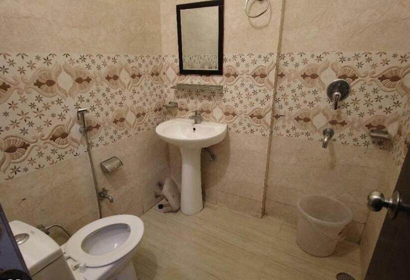 בית מלון כפרי Rudraksh Barkot