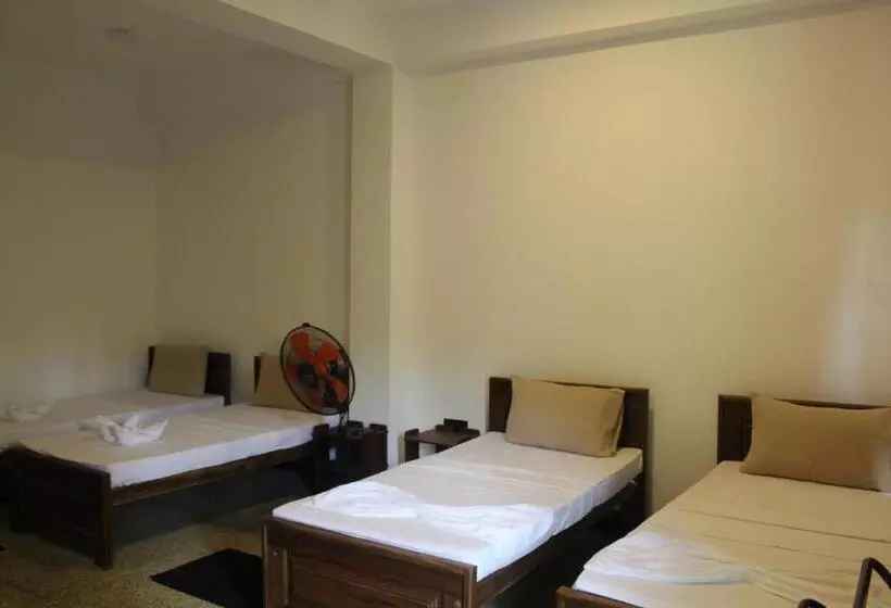 Hotelli World S End Base Eco Village