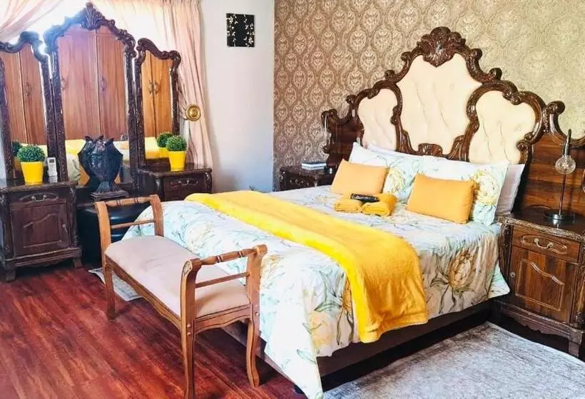 Majatalo De Oude Scholen Guest House