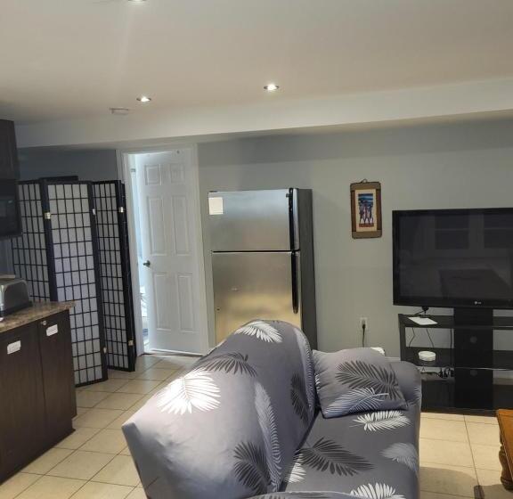 פנסיון Lovely Guest Entire Apartment Minutes From Ottawa Airport