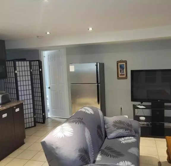 ペンション Lovely Guest Entire Apartment Minutes From Ottawa Airport