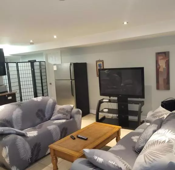 ペンション Lovely Guest Entire Apartment Minutes From Ottawa Airport