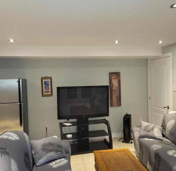 Пансион Lovely Guest Entire Apartment Minutes From Ottawa Airport