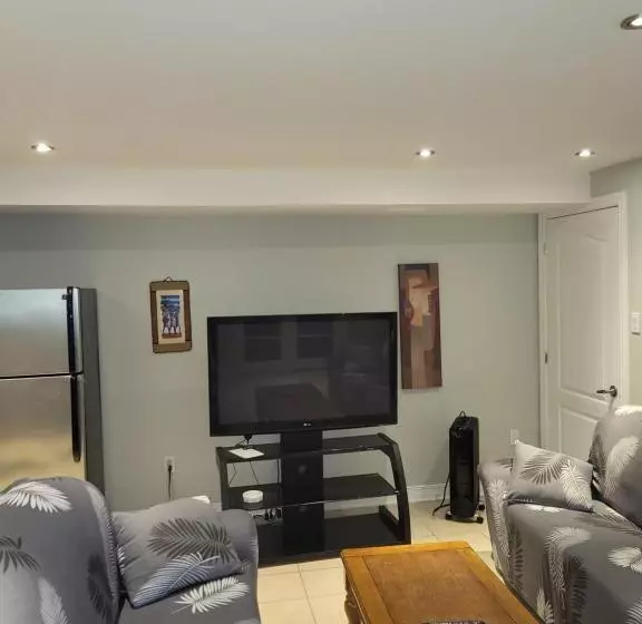 ペンション Lovely Guest Entire Apartment Minutes From Ottawa Airport