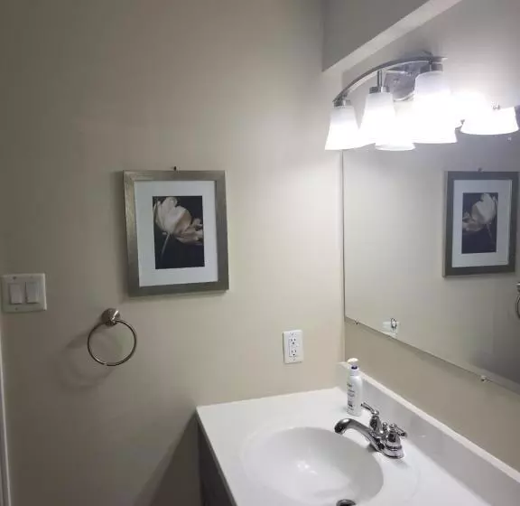ペンション Lovely Guest Entire Apartment Minutes From Ottawa Airport