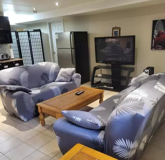 ペンション Lovely Guest Entire Apartment Minutes From Ottawa Airport