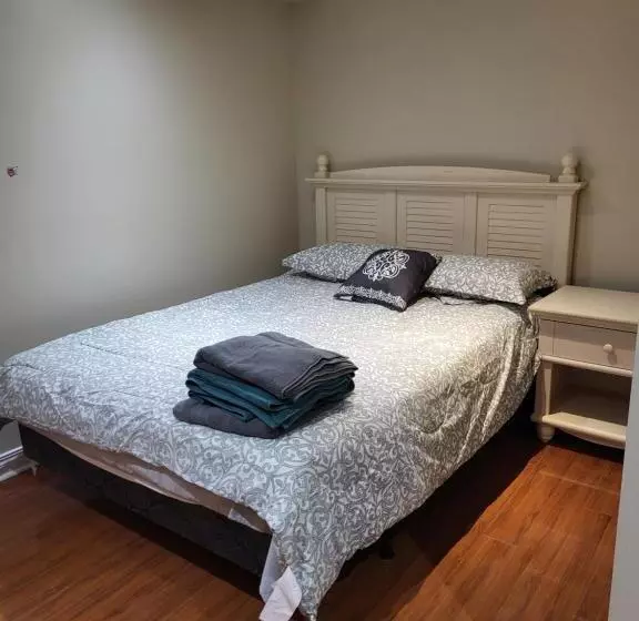 ペンション Lovely Guest Entire Apartment Minutes From Ottawa Airport