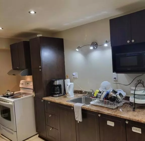ペンション Lovely Guest Entire Apartment Minutes From Ottawa Airport