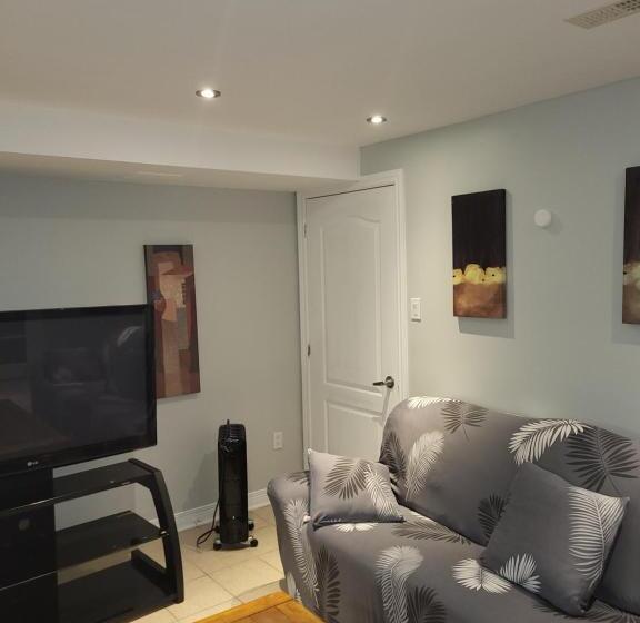 Пансион Lovely Guest Entire Apartment Minutes From Ottawa Airport