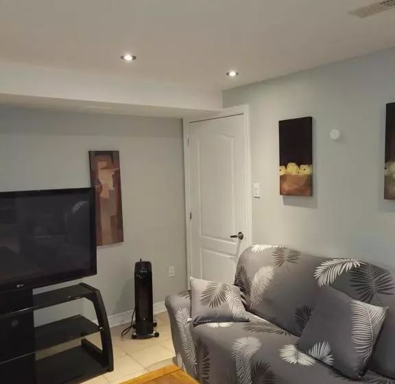 ペンション Lovely Guest Entire Apartment Minutes From Ottawa Airport