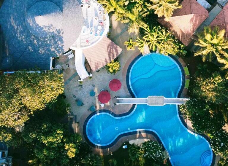 渡假胜地 Sashas Holiday Village