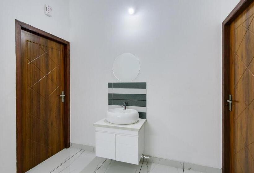 בית מלון כפרי Collection O 81284 Deluxe Residency