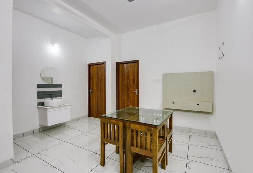 בית מלון כפרי Collection O 81284 Deluxe Residency