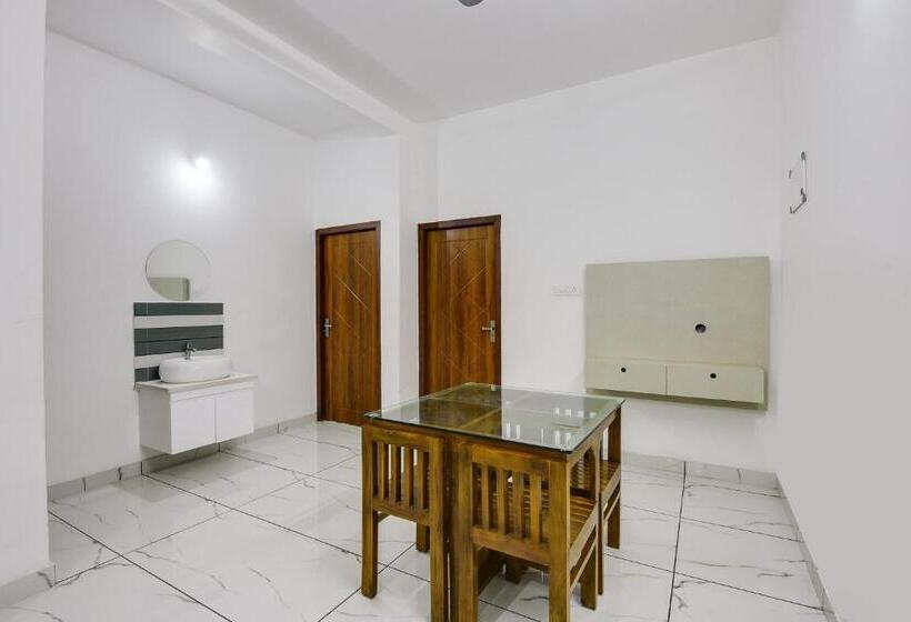 בית מלון כפרי Collection O 81284 Deluxe Residency